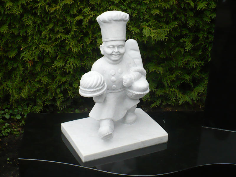 Bäckerfigur nach Vorlage von Visitenkarte aus weißem Marmor